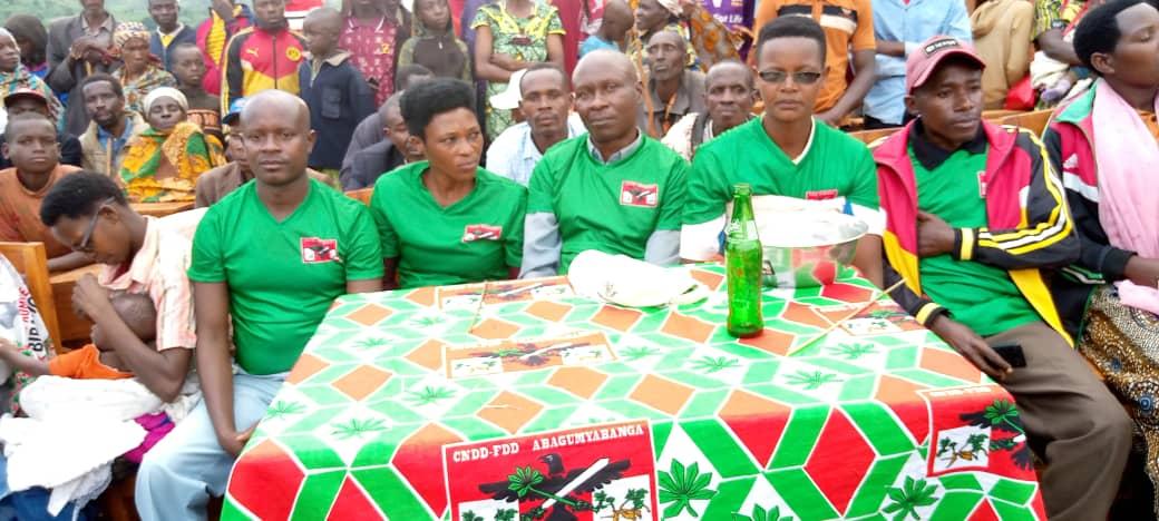 CnddfddBurung's tweet photo. #Burundi Karakanyamuneza  kubagumyabanga bo kumutumba Kivubo, aho bari baramutse bakira bashasha bipfuje kwinjira mumugambwe @CnddFdd .
Umunyamabanga w'umugambwe muri komine Bururi akaba yari yishikiye kuruwo mutumba kwifatanya nabo. Bakaba baciye basangira urukanywa mukwiginana. https://t.co/kW9eSTgGDw