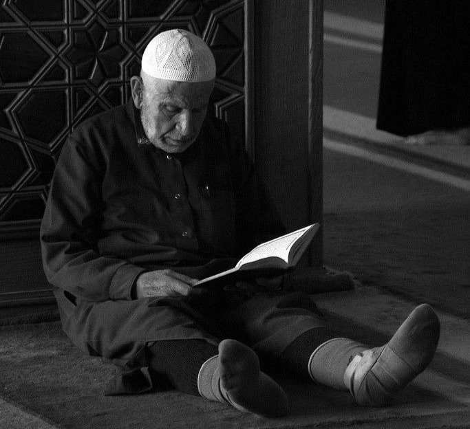 "ظَهْرِي لغيرك لستُ أُسْنِدُهُ 
يارب أنت العونُ والسَّنَدُ"