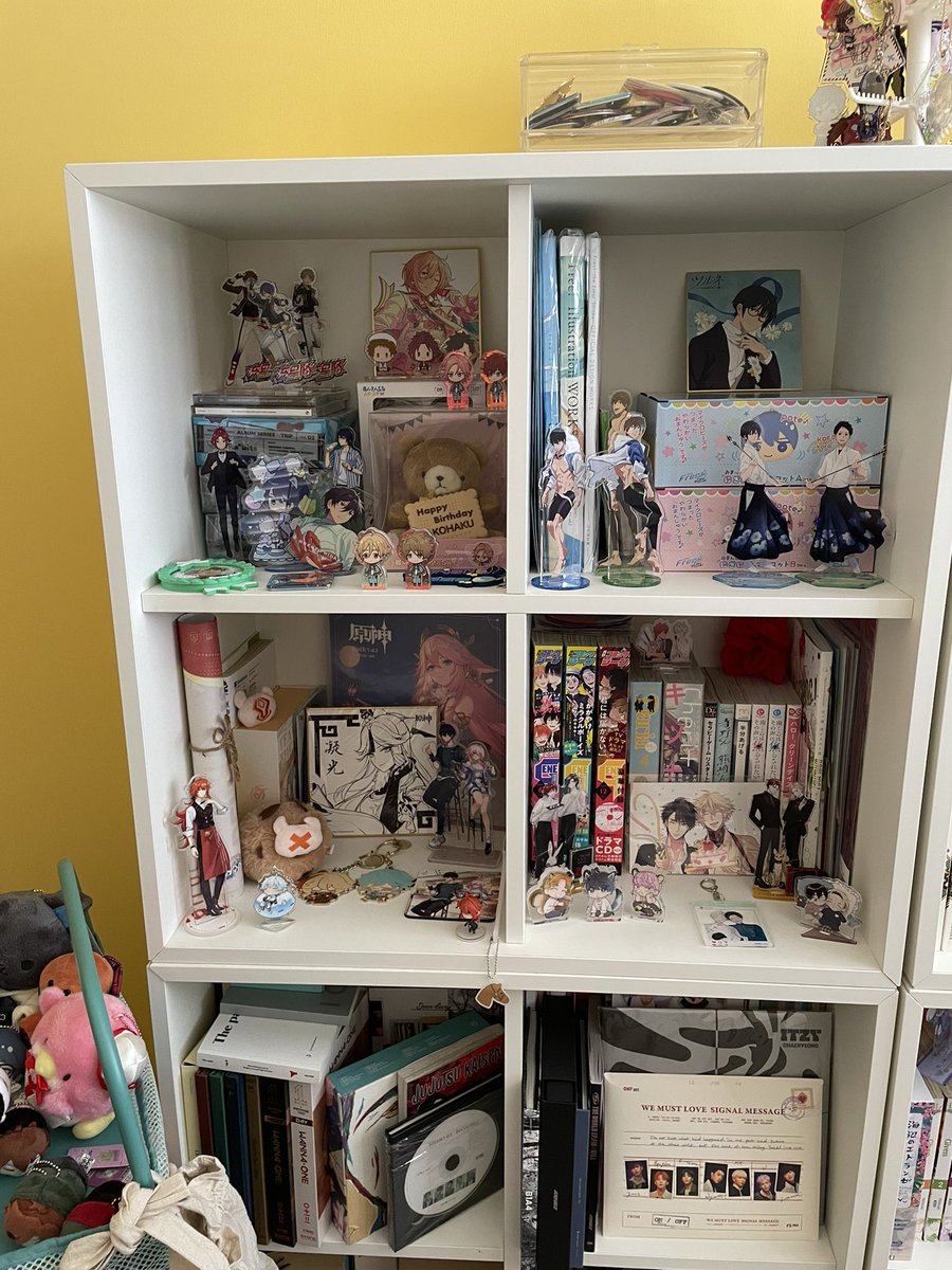 finally took some pics of my more recently reorganised bookcase and stuff 🥰