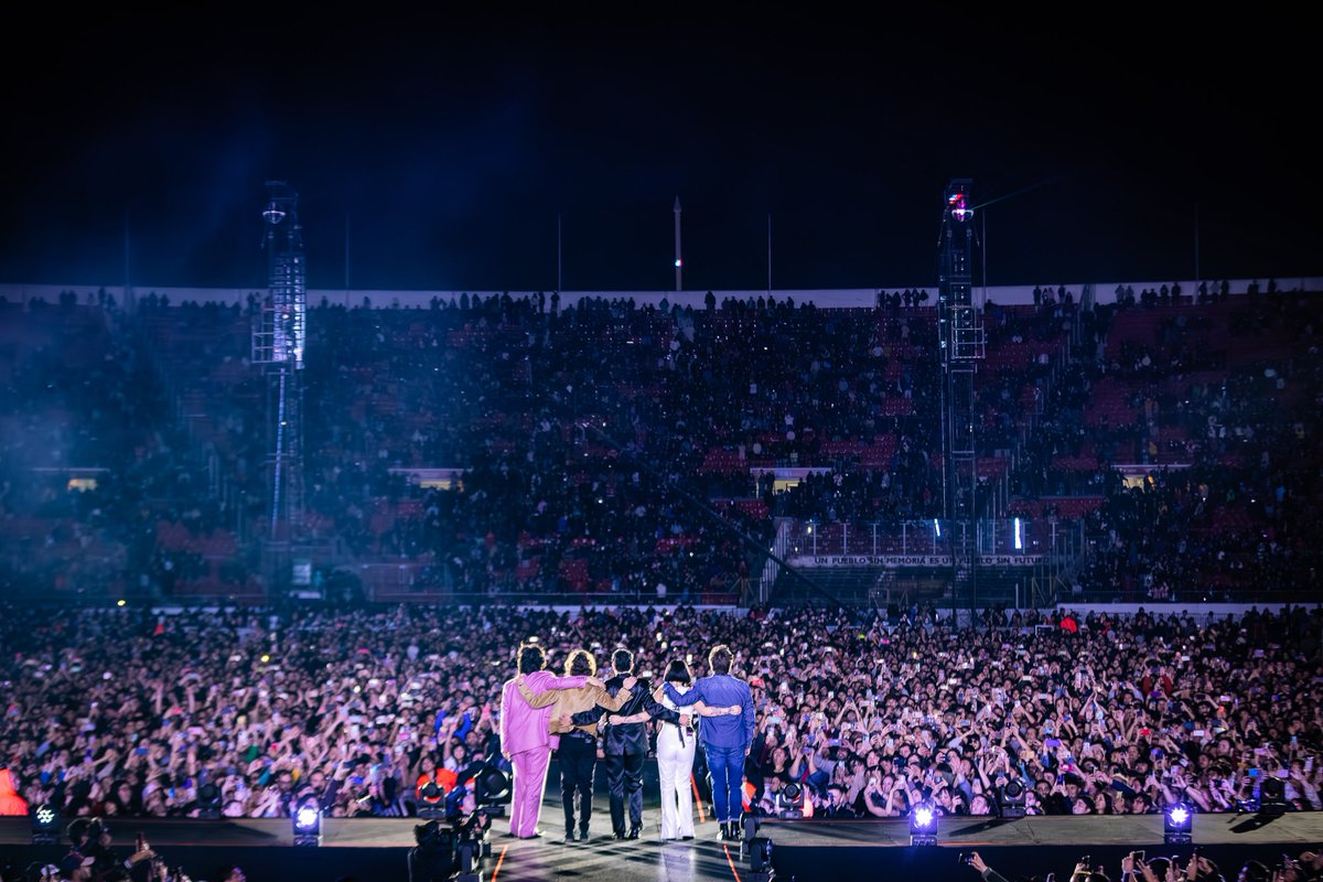 Los_Bunkers's tweet photo. ¡Lleno total! 🏟️💥

Gracias por hacer de esta noche un momento único y especial para nosotros y para ustedes. 🙌🏻

Nos encontramos mañana para una nueva jornada de música, coreando las canciones que nos han unido durante décadas. 🎶🎸

📸: @piaignaciaf @LaOrejaCl 

#LosBunkers https://t.co/CDI5vRFGJB
