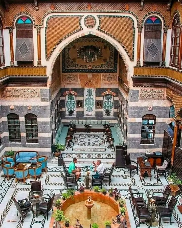 دمشق القديمة  ...
أحد البيوت الدمشقية التي تحولت إلى مطعم.
سوريا 🇸🇾