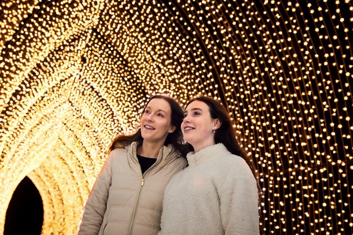 Treat mum this Mother's Day with a new winter tradition: 𝘓𝘪𝘨𝘩𝘵𝘴𝘤𝘢𝘱𝘦 at Royal Botanic Gardens Melbourne. ✨ Mulled wine, hot chocolate and other cold-weather favourites are just the start of this perfect night out for the whole family. Tickets: bit.ly/3UbT7gi