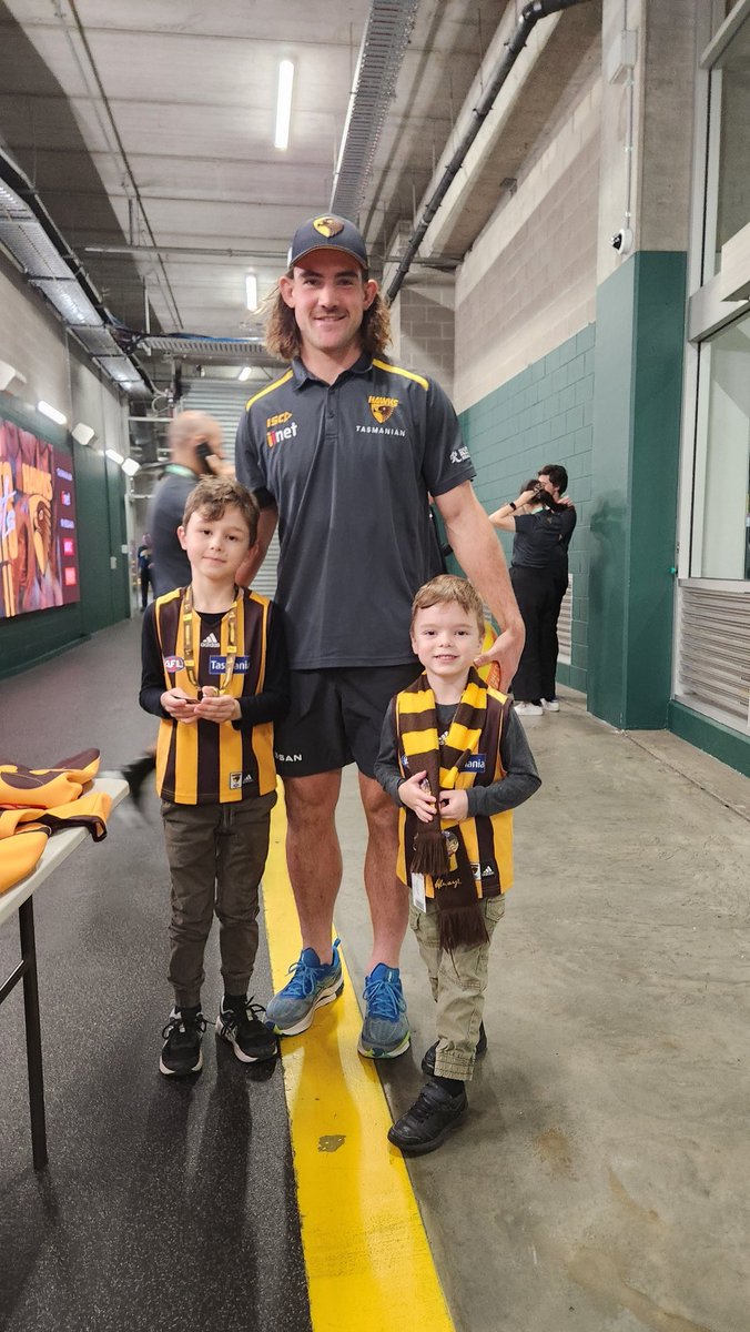 Two VERY happy little Hawks!! What a special experience, thanks so much @HawthornFC!! #corememory #AFLHawksSwans #alwayshawthorn