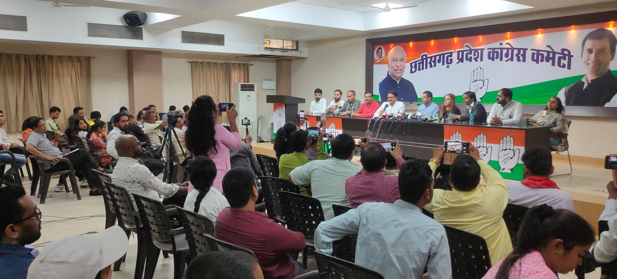 Chairman Mr.Praveen Chakravarty addressed a press conference in a packed hall of journalists in Raipur on the manifesto & explained how @incindia's manifesto is a manifesto for every Indian and for INDIA. #HaathBadlegaHaalaat #ProfessionalsForIndia