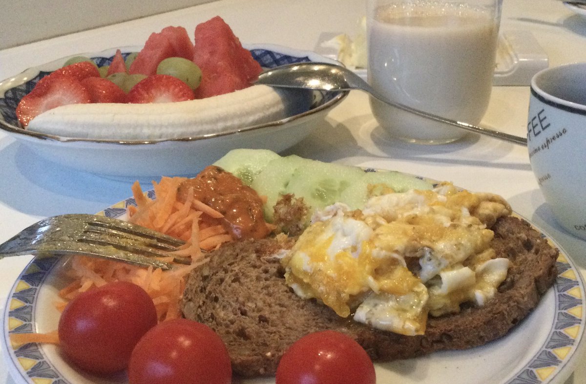 #ontbijtspam Zondagmorgen en gaan voor een ‘powerontbijt’: volkorenbrood, roereitje, komkommer, worteltjes, tomaatjes + aardbeien, banaan, watermeloen, druifjes +sojamelk en zwarte koffie. Ik denk dat ik de voormiddag wel door kom. Zalig om uitgebreid te ontbijten! Wie doet mee?