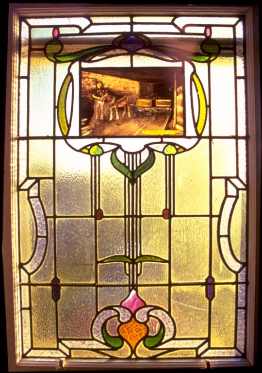 #MiningHeritage This window c.1910 comes from the National Union of Mineworkers office which closed in Dunfermline 1967. It shows modern workings with a pit pony & a scene of a tunnel probably at the bottom of a shaft with rail ends. 🐴 From @onfifemuseums ow.ly/VLy850R7GgH