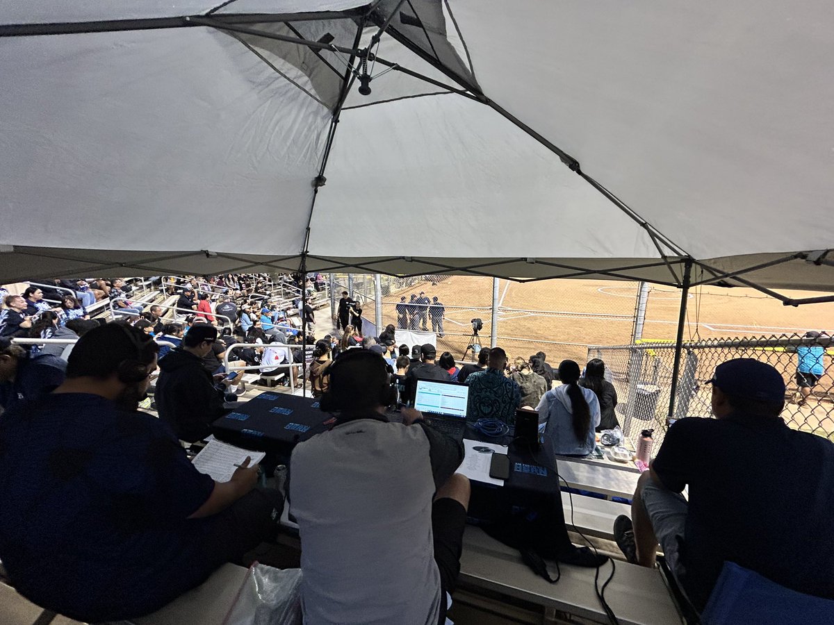 Ain’t no party like a Saturday night @OIASports softball broadcast party! Listen to Mililani vs Kapolei for the DI Championship right now on @HIsportsradio 95.1 FM, AM 760, and hawaiisportsradio.com 🥎🏆