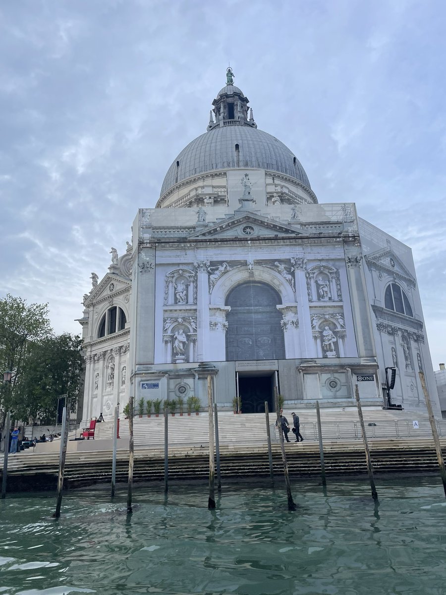 #Venezia
Fuori dalla Basilica di Santa Maria della Salute si attende l’arrivo del #Papa che incontrerà circa 1.600 giovani del Triveneto