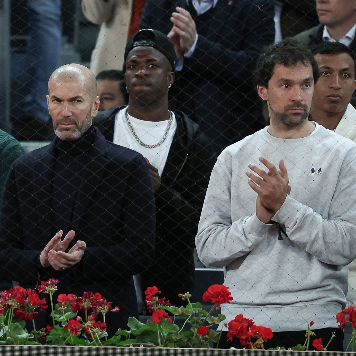 Normalde toplanalım desen biraraya gelmeyecek üçlü, Zidane, Vinicius Junior ve Sergio Llull dün Raael Nadal'ı izlerken denk gelmişler...