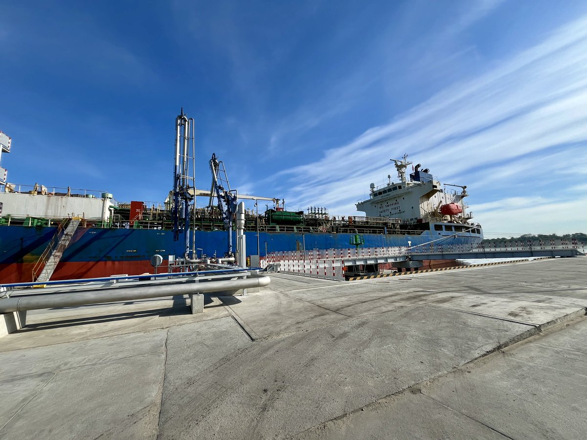 Nowo wybudowane Nabrzeże Dąbrowieckie w #PortSzczecin obsłużyło pierwszy statek. Chemikaliowiec #CityIsland zabrał na swój pokład blisko 18 tys. ton kwasu siarkowego. Więcej ➡️ port.szczecin.pl/aktualnosci/no…
