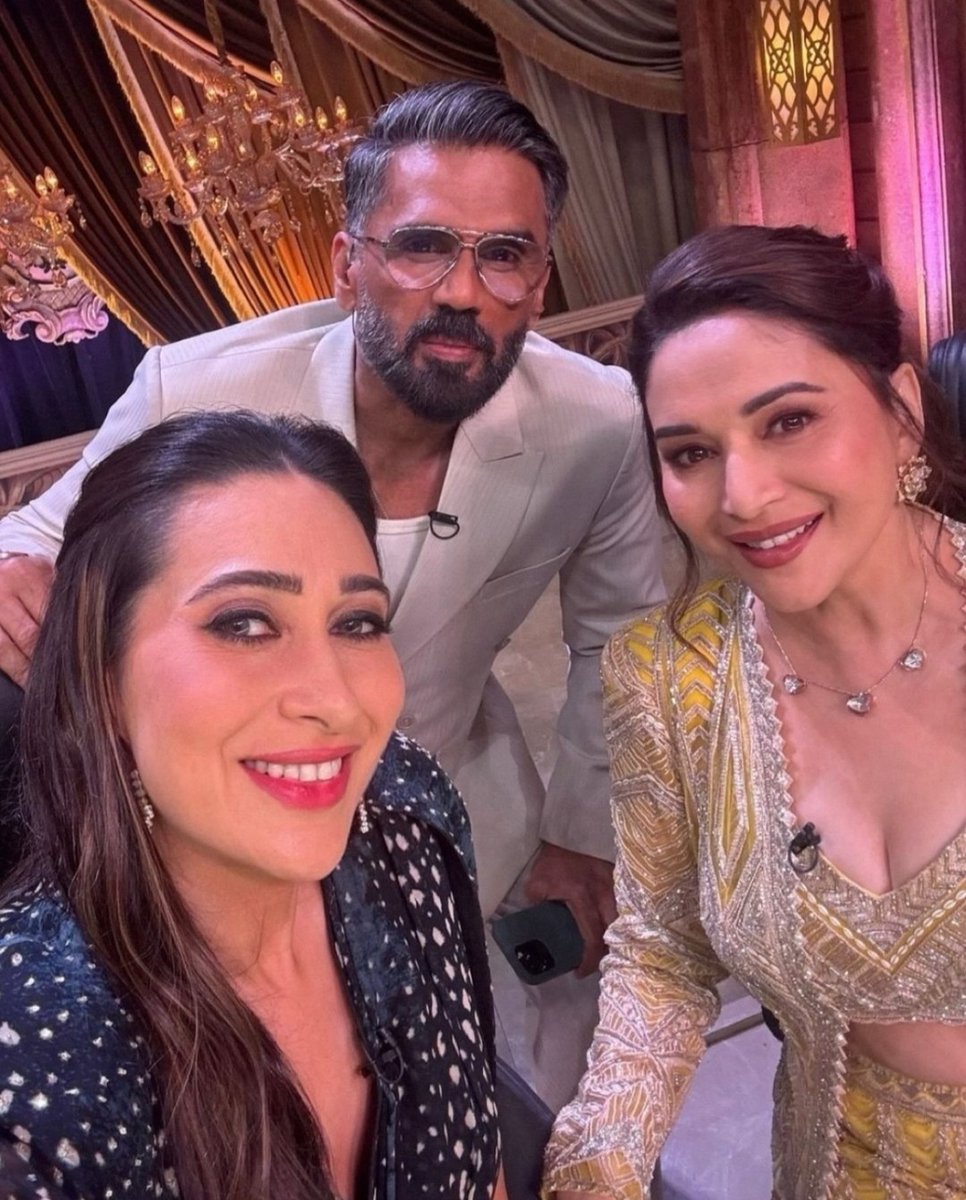 #KarsimaKapoor, #MadhuriDixit and #SunielShetty get together for a selfie ❤️