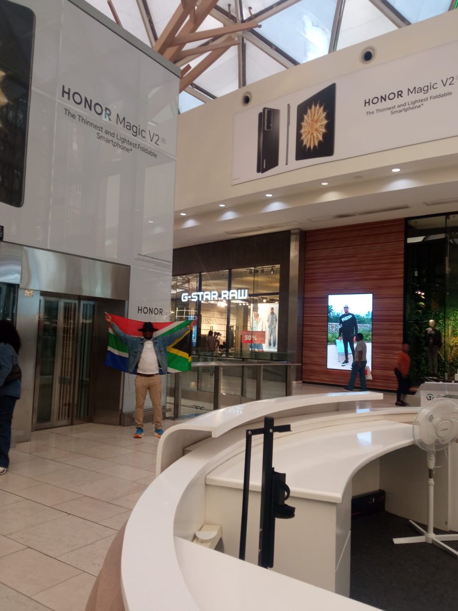 kuda_lance's tweet photo. @HonorAfrica I discovered the magic at Mall of Africa #HONORmagic6PRO
#HONORmagicV2
#DiscoverTheMagic
As i I raise the flag high so do my hopes soar, let the magic of HONOR flow 💚🇿🇦🖤 https://t.co/0z3F4BvheO