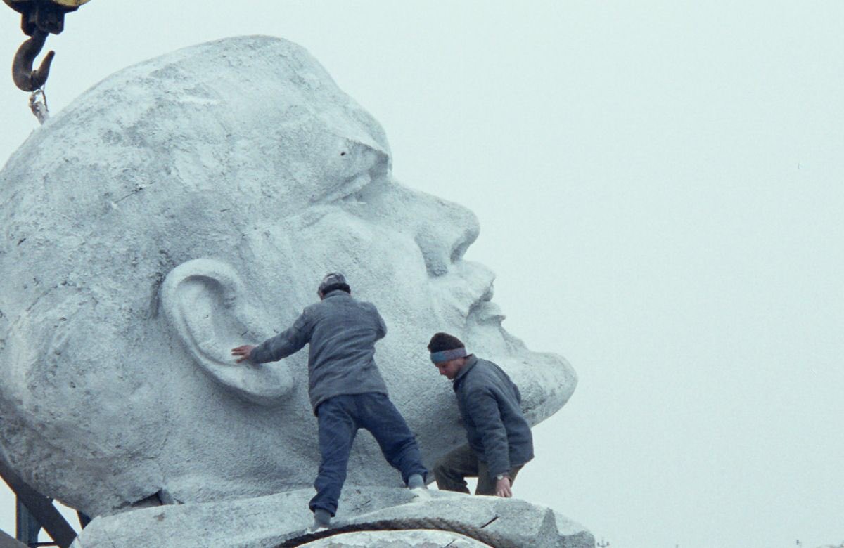 “Ahora más que nunca, el mundo necesita cine. Puede que sea la última forma de resistencia ante el deteriorado mundo en el que vivimos”. Hoy recordamos a Theo Angelopoulos, cineasta cuya obra reflexiona en la historia de Grecia y la poesía de las imágenes.📽️🇬🇷 #ElCineQueProvoca