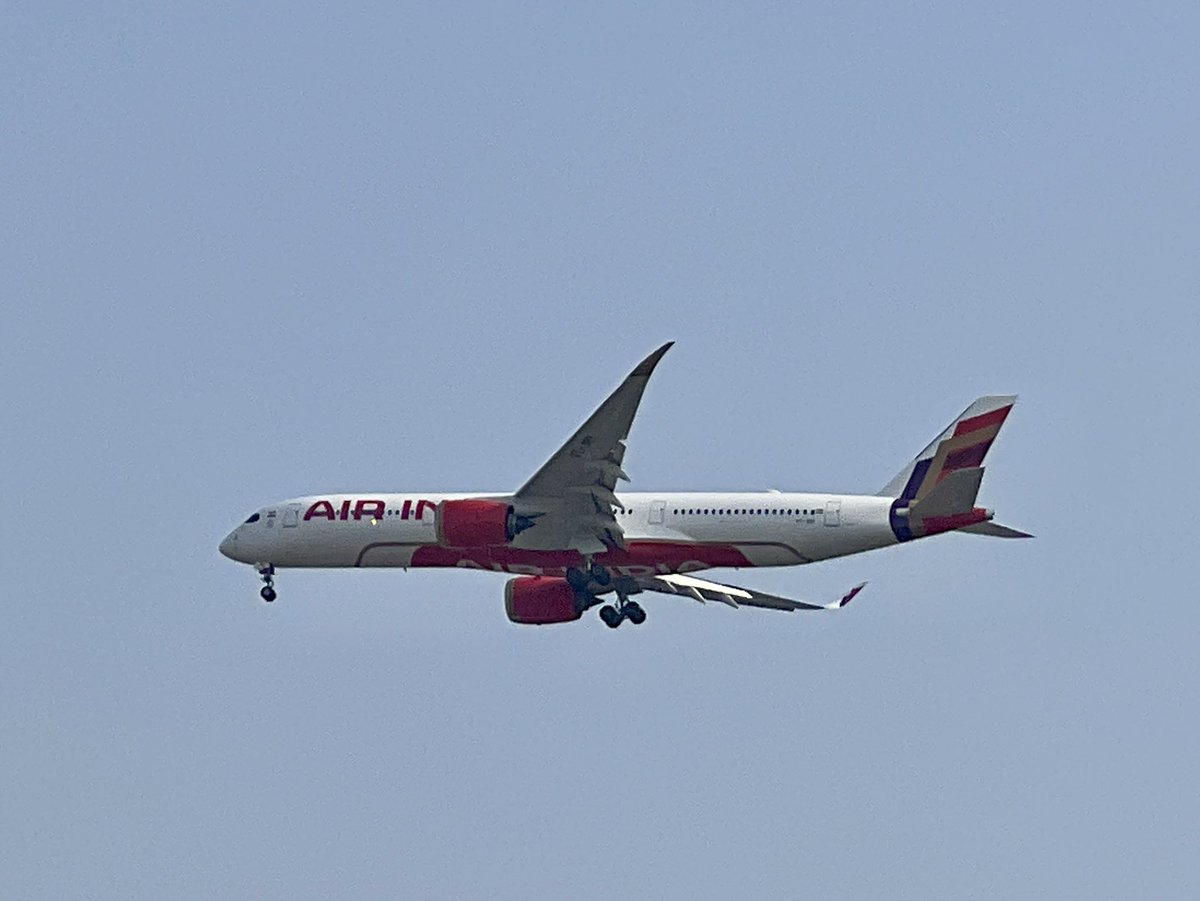 #planespotting while 🚴🏻‍♂️ :) @airindia’s A350-900 #AIFans #A350intheSky #AirIndia #PlaneSpotting #flyAI