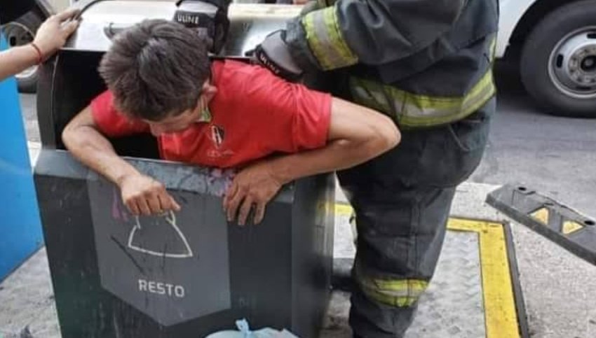 Pues las #Chivas están a favor del medio ambiente y cuidan a la ciudad de Guadalajara, ya pusieron la basura en su lugar🚮🗑️... Atlas