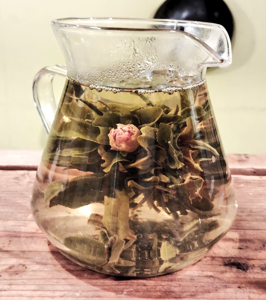 工芸茶はこないだの横浜中華街で買ったもの。

グラスだと小さくて広がりきらないけど、
大きいティーポットとかなら、こんなふうにお花が咲く🌹

twitter.com/hy0_setu/statu…