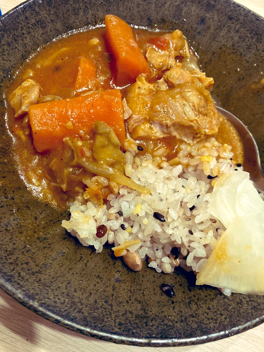 Asir_tipota's tweet photo. 一昨日
夕飯何しよう？って時にこれを見た
ツイ廃⇒カレーライスの写真見かける
⇒カレー作るしかないな😆⇒作る

今日
実家に残ったの持っていく
⇒母も一昨日カレー作っててまだ残りあるって言われた🤣

来てます、カレーの波🌊🍛🍛

我が家のスパイスカレーはこちらです〜 https://t.co/4aBEDhVbcc