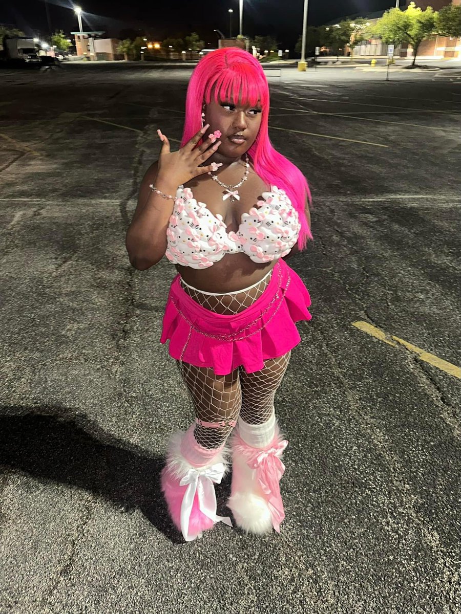 ITS CRAZY NOBODY IS TALKING ABOUT THESE LOOKS FROM #GagCityChicago  #SOLDOUTMINAJ  #SOLDOUTGARAGESALE  #PinkFriday2  #PinkFriday2GagCityWorldTour