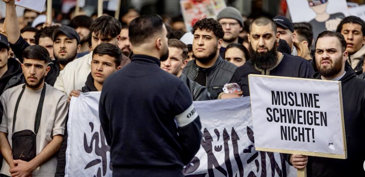 „Kalifat ist die Lösung“ 
Islamisten gehen in Hamburg auf die Straße.
Jeder normal denkende Deutsche sollte langsam aufwachen!
Die „Rollator-Reichsbürger“ sitzen seit 17 Monaten im Knast und die wirklichen Gegner dieses Landes zeigen offen ihren Flagge.
Faeser in die Produktion!!