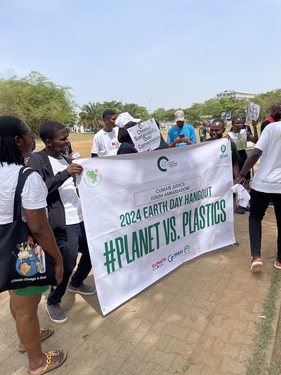 Climate Justice Youth Ambassadors hangout in Abuja to commemorate the #EarthDay2024, advocating for a #Plasticfree environment and enlightening people about the dangers of #plasticpollution 

Thanks to @oxfaminnigeria @aacjinaction @theclimateclock @ecocykle

#CJYA