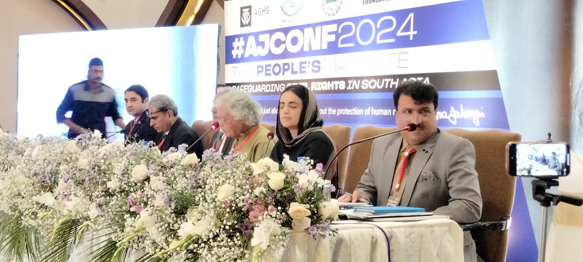 عاصمہ جہانگیر کانفرنس کے دوسرے دن کے پہلے سیشن میں لاپتہ افراد اور انسانی حقوق کی صورت حال پر سیشن میں بلوچ رہنما ڈاکٹر ماہ رنگ بلوچ شریک ہیں
#AJCONF