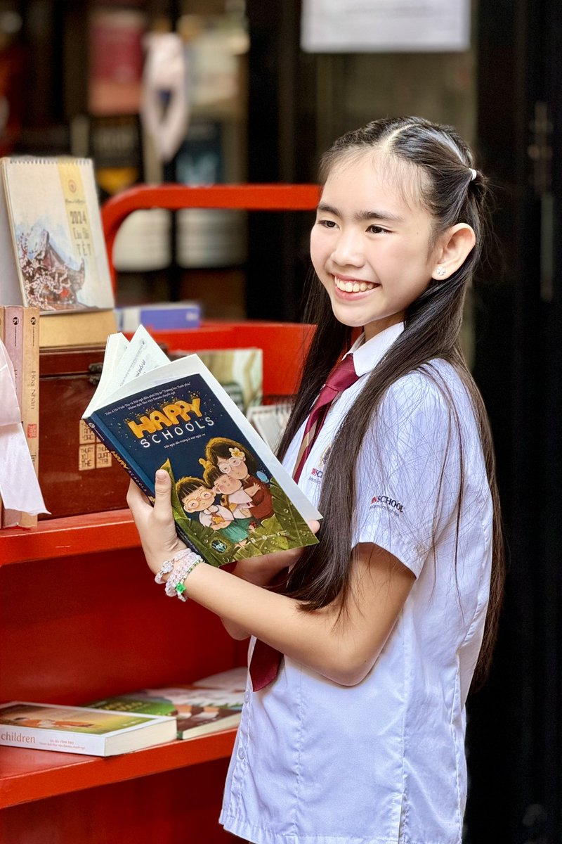 Delightful smile on Book Street, #HoChiMinhCity. #StreetPhotography #StreetPhoto