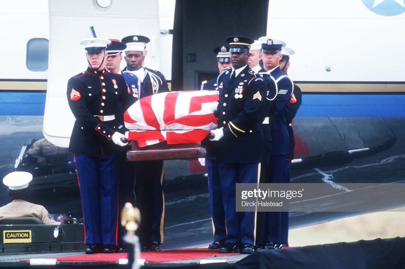 #OTD 1994: The flag-draped casket of former president #RichardNixon was unloaded from Air Force One and was taken to the @NixonLibrary
for the funeral. en.wikipedia.org/wiki/Death_and… #Presidents #USHistory