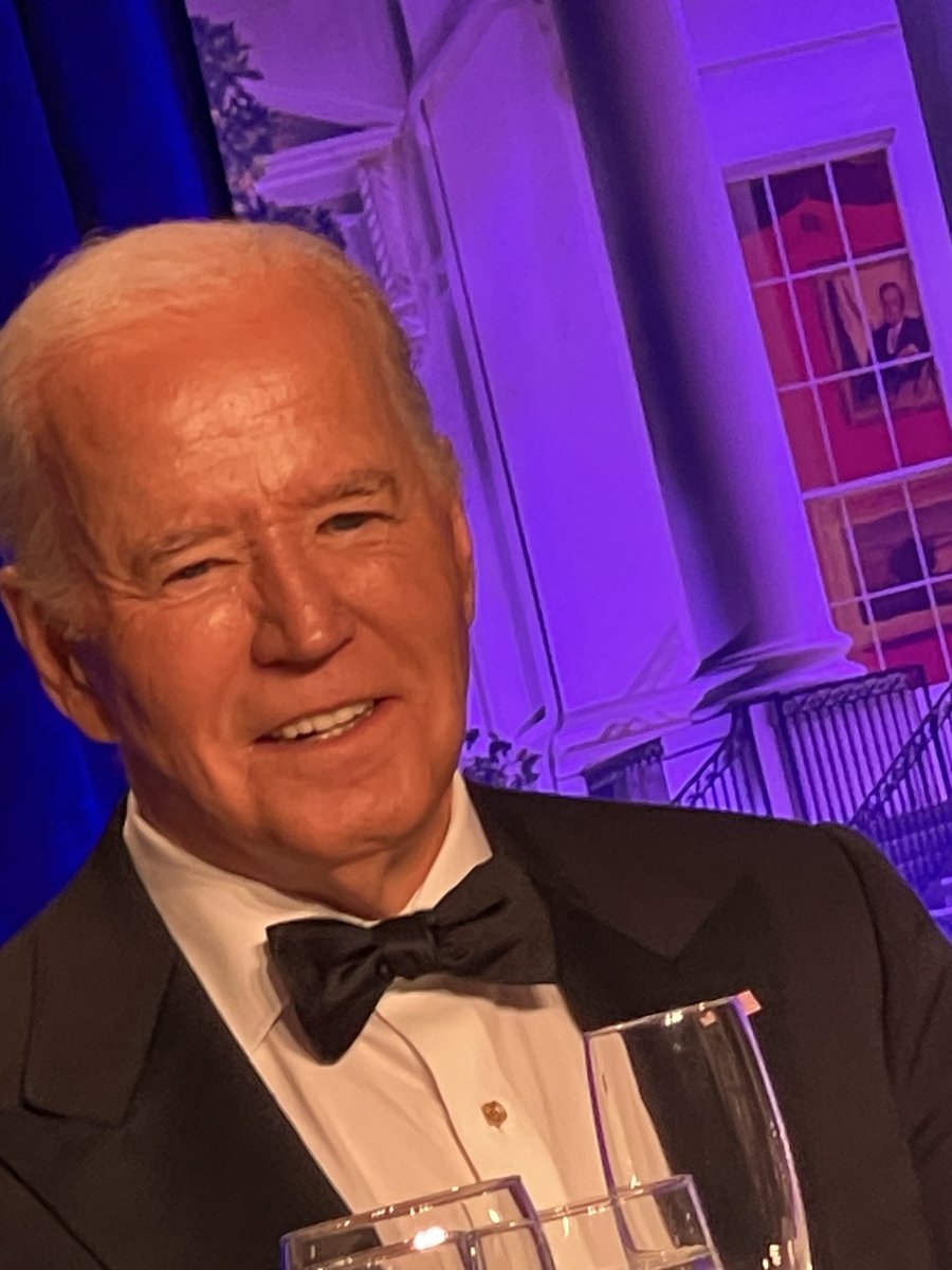 Biden in grande forma alla tradizionale cena dei corrispondenti della Casa Bianca #WHCA, l’evento più glamour di Washington.

“L’età è un problema -dice il Presidente parlando delle elezioni- sono un adulto che corre contro uno di sei anni”.

Ma la più grande differenza tra lui e