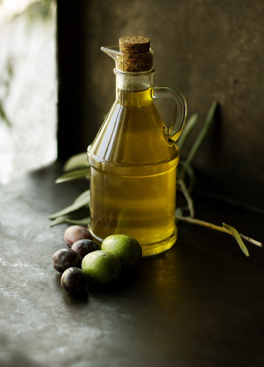 Did you know ? Spain is the Largest Producer of Olive Oil. Spain produces more than 1.5 million tonnes of olive oil every year, which is 45% more than the total production in the world. #FunFacts #FunFactsSpain #didyouknow 🫒 🫒 🫒