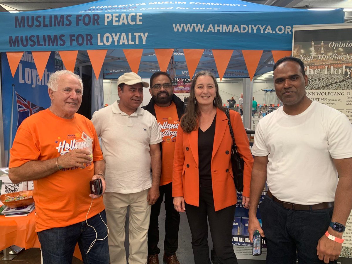 @AhmadiyyaVIC as part of the Berwick outreach program attended the Holland Festival at Caribbean Park. Holy Quran exhibition,many healthy connects to bring #PeaceAndLove. It was pleasure meeting @ArdiStoiosBraken ambassador of the Kingdom of the Netherlands to Australia