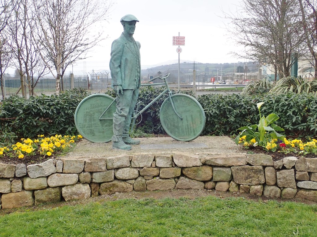 The 1916 Rising is full of individual stories. There was c. 2,000–3,000 volunteers outside Dublin but they took little part in fighting. 📷Memorial to Patrick Rankin who travelled from Newry, Down to Dublin for the Rising. Wheels of bike depict GPO & Newry Town Hall. ©Eric Jones