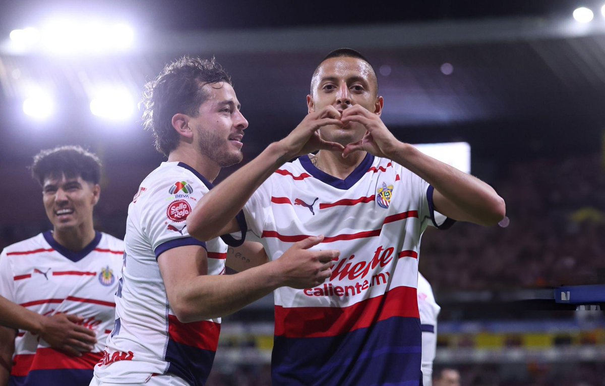 Deja tu ♥️ para el corazón y talento del Club Deportivo Guadalajara, Don Roberto 'Piojo' Alvarado , el jugador que nos dará la 13🏆🔴⚪🐐 Arriba las #Chivas 🇫🇷