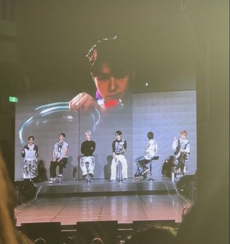 Renjun was on screen, while Haechan turned back 💓 🐻🦊