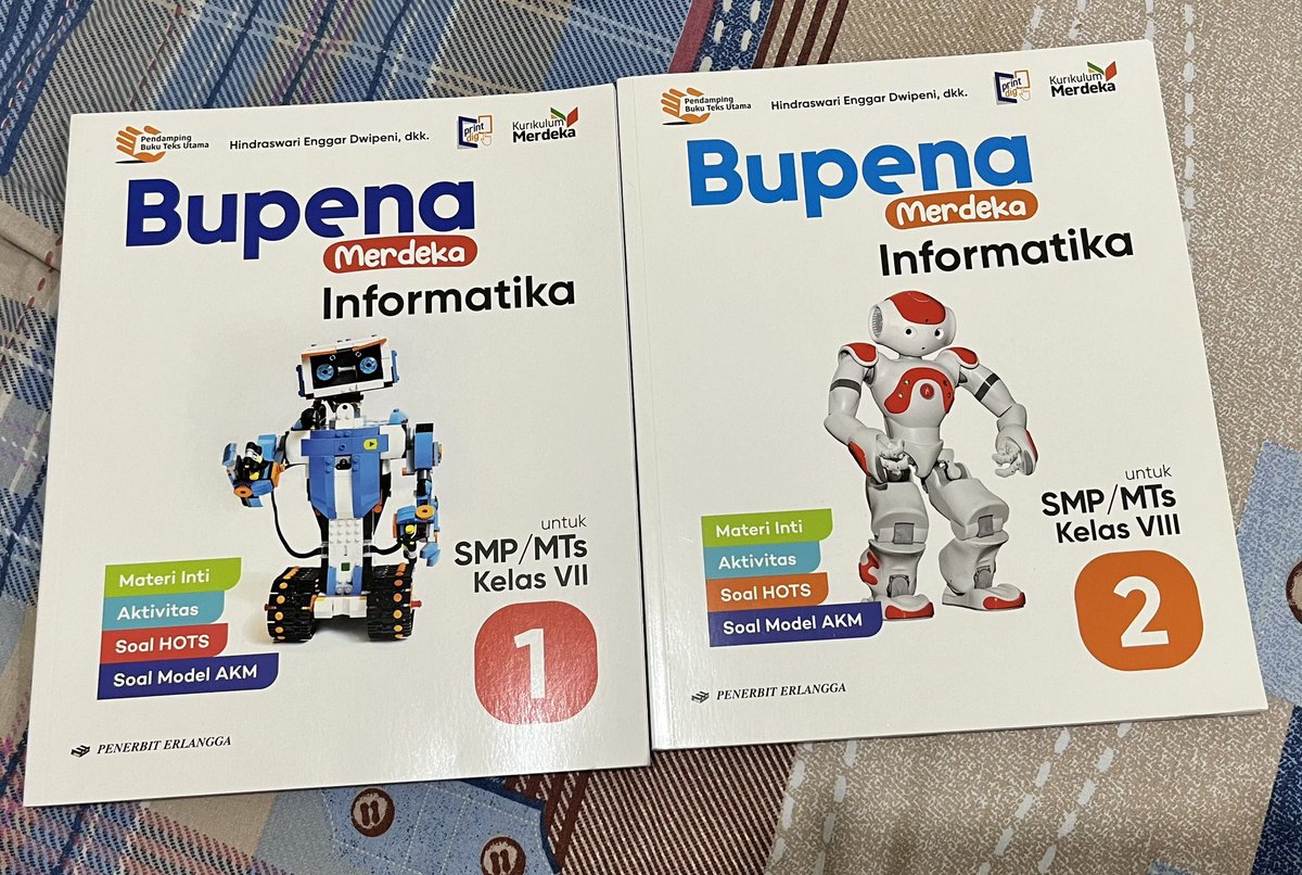 enggard's tweet photo. Buku sudah bisa diperoleh di toko buku ya. Buku kegiatan mapel Informatika untuk SMP. Dilengkapi dengan materi inti, aktivitas, soal HOTS, soal model AKM. 
#penerbiterlangga #kurikulummerdeka https://t.co/TwtK3v5rD6