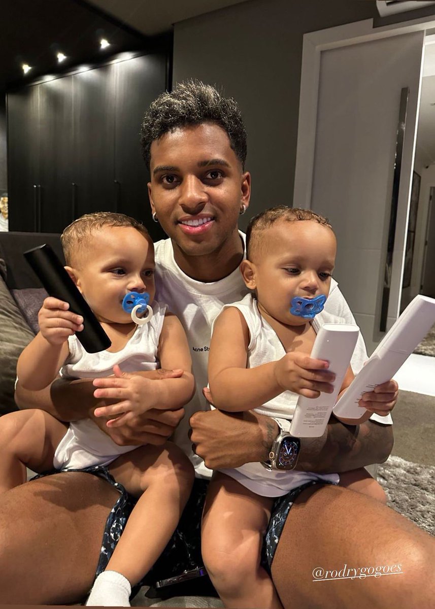 Rodrygo with his twin sons. 🤍