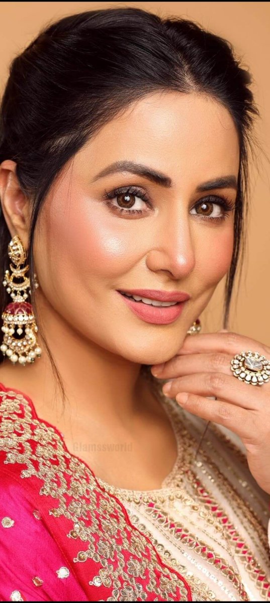 Effortlessly captivating hearts with her radiant aura #HinaKhan