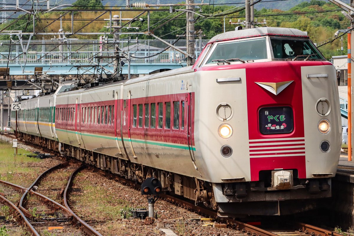 2024.4.28
特急やくも16号 381系ゆったりやくも＋緑やくも
総社駅にて
堂々7連の混色やくもを一枚！
緑と赤の「補色」が美しいコンビもこのGWで見納めです。