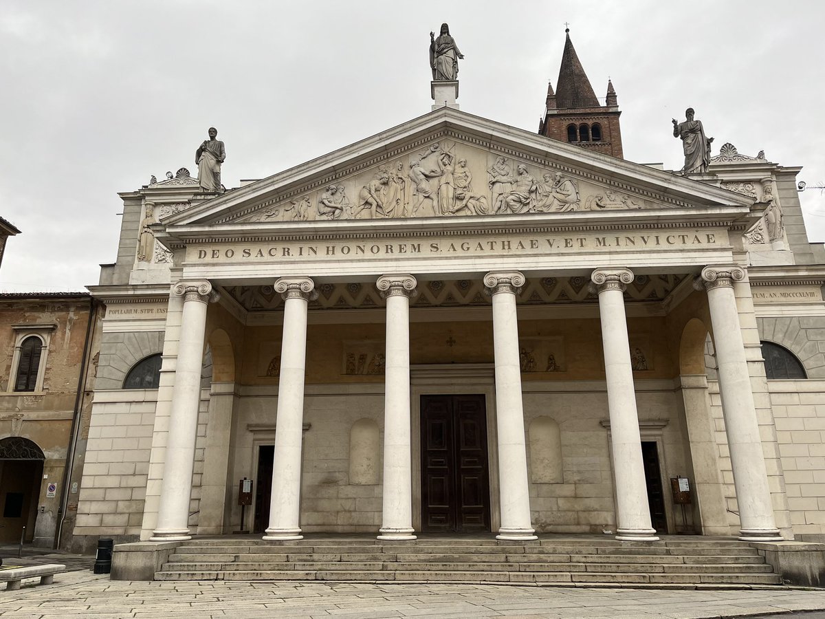 Un café rápido y salgo a correr por Cremona (Italia). Hoy el día está cubierto y amanezca lluvia. En imagen la catedral y el que fue hogar de Antonio Stradivari (el más célebre constructor de instrumentos de cuerda de la historia de la música).