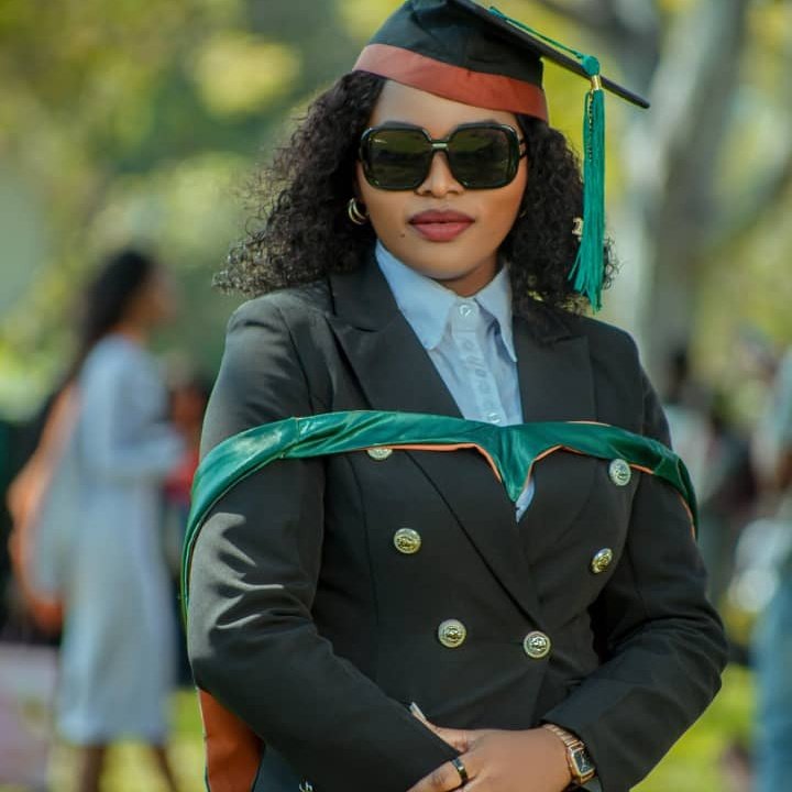micki_givenz's tweet photo. The Tassel was worth the Hassle 🥳✅ https://t.co/sbyfmci9p4