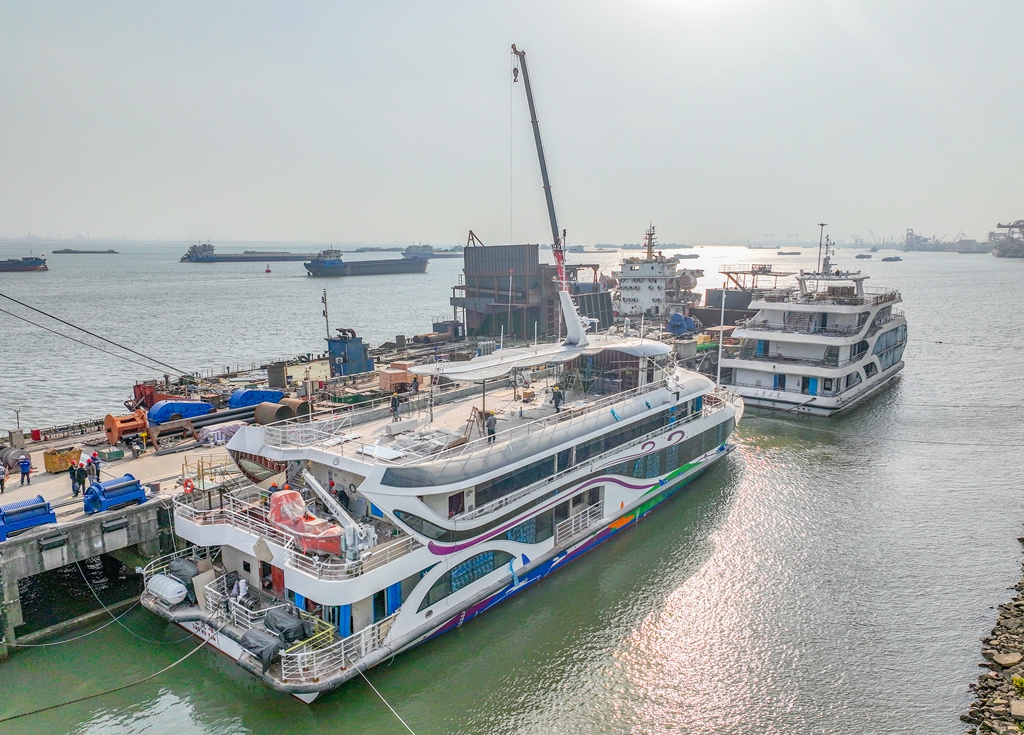 🚤 Two #luxuryyachts are ready for delivery at #Taizhou Jingjiang, China's largest private shipbuilding hub. Known for its robust commercial vessels, it's now making waves in high-end yacht manufacturing!
#TaizhouShipbuilding #TaizhouGlobalTrade