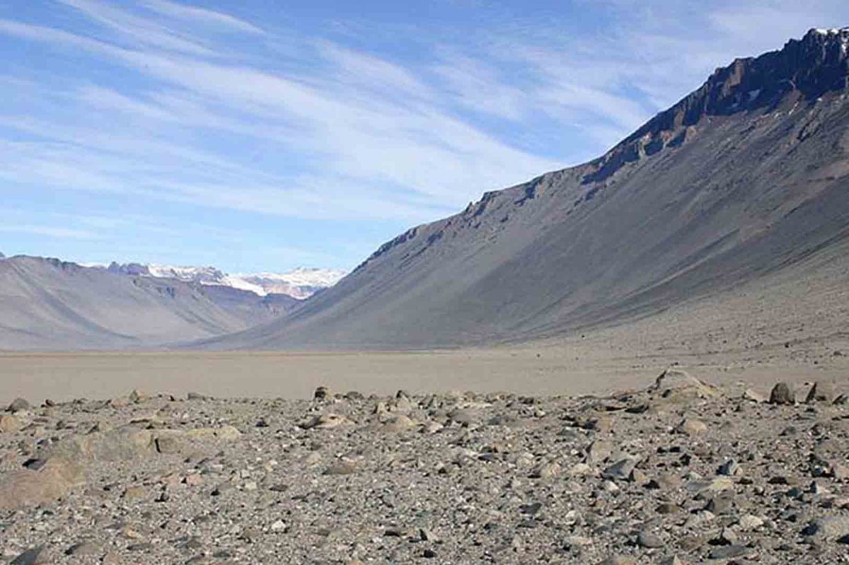 Одно фото Марса, другое Антарктиды, Сухие Долины (Dry Valleys). Меня терзают смутные сомнения. конспирологии твит