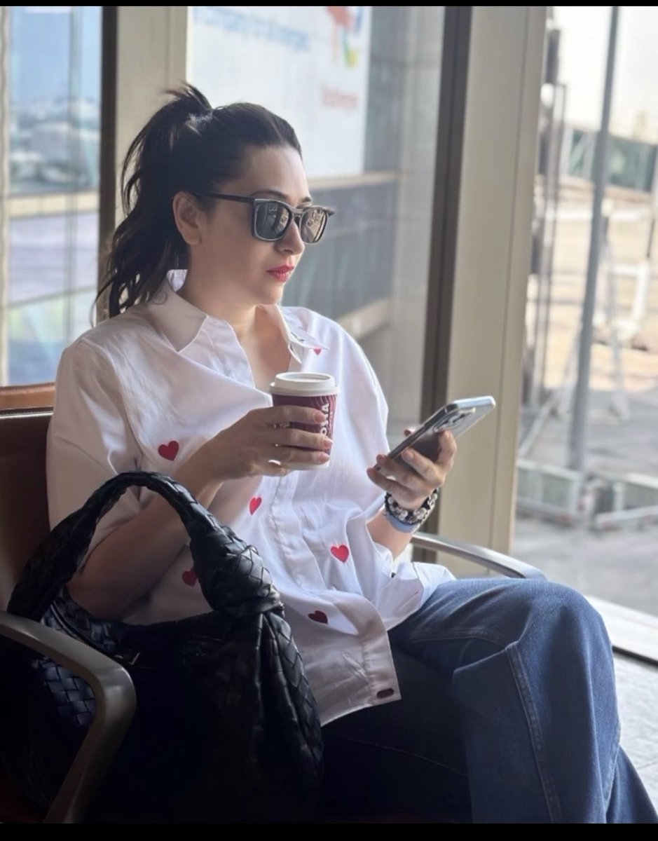 A reminder to grab that Good Morning Sunday coffee, courtesy #KarismaKapoor.☕ Have a nice Day @Team_KarismaK @KarismaKapoor ❤️🔥😍 #Mumbai