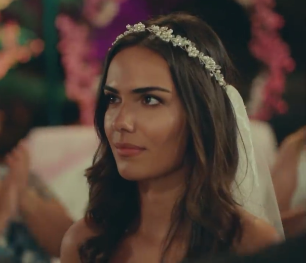Ecosong3's tweet photo. They have some similar, especially my Ozgu is very beautiful 👰   #ÖzgüKaya   #Alsev #türmer #KimseBilmez #ÜçKızKardeş https://t.co/XDcWac8ZkM