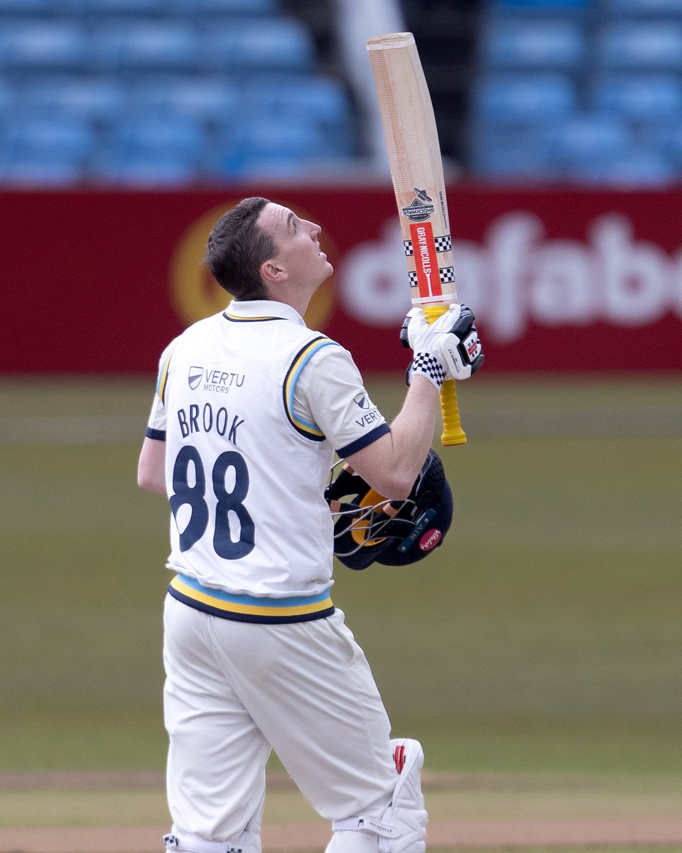Day 2 action, @YorkshireCCC v @DerbyshireCCC at @HeadingleyStad Yorks dec. at 450-5 (97.2), @root66 scored 119; @Harry_Brook_88 126 n.o. (80 in boundaries). Further photos from day 2 here:... amazon.co.uk/photos/share/p… Derbys 190-3 (63) at close. @BurleyCC , @TheCricketerMag