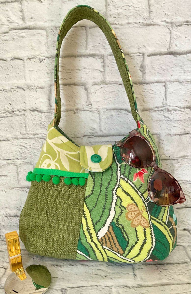 SOLD!!! This green beauty barely touched the shelves here at Bag HQ. Other beauties remain available #EarlyBiz #shopindie #MHHSBD buff.ly/2F1nKi1 etsy.com/uk/shop/SammDe…
