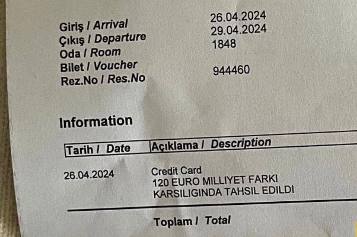 Antalya’daki Limak Lara Hotel’e yabancı site üzerinden rezervasyon yapan birisi, otele gittiğinde Türk olduğu görülünce ek 120 euro istendi ve itiraz etmesi üzerine otelden kovuldu.

O an başka otel bulamayacağı için ücreti ödemek zorunda kalınca, fişte yazılanlar dikkat çekti.