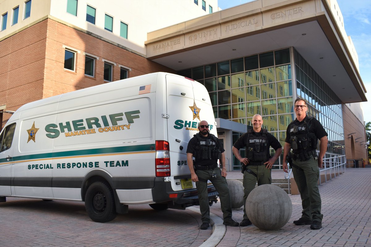 ManateeSheriff's tweet photo. We had an amazing time at the #DeSotoParade last night! Thank you to everyone who made it a safe, fun event! Special thanks to the organizers, our MCSO Special Response Team (SRT), Bomb Squad, UAS (Drone) Team, and partners at @bradentonpd for their work to keep attendees safe! https://t.co/cbtH2xnMx1