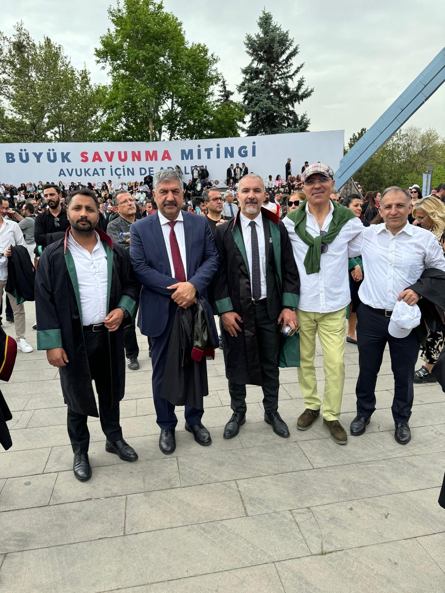 TBB ve 81 Baro tarafından Ankara'da düzenlenen “Büyük Savunma Mitingi” binlerce avukatın katılımı ile gerçekleşti.
Baromuz Başkanı Kadir Karaçelik ile baromuz üyeleri mitinge katılım sağladı.