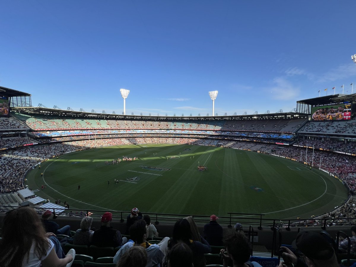 Melbourne turning it on ☀️ Hawks v Swans at the @MCG @MCC_Members #AFLHawksSwans