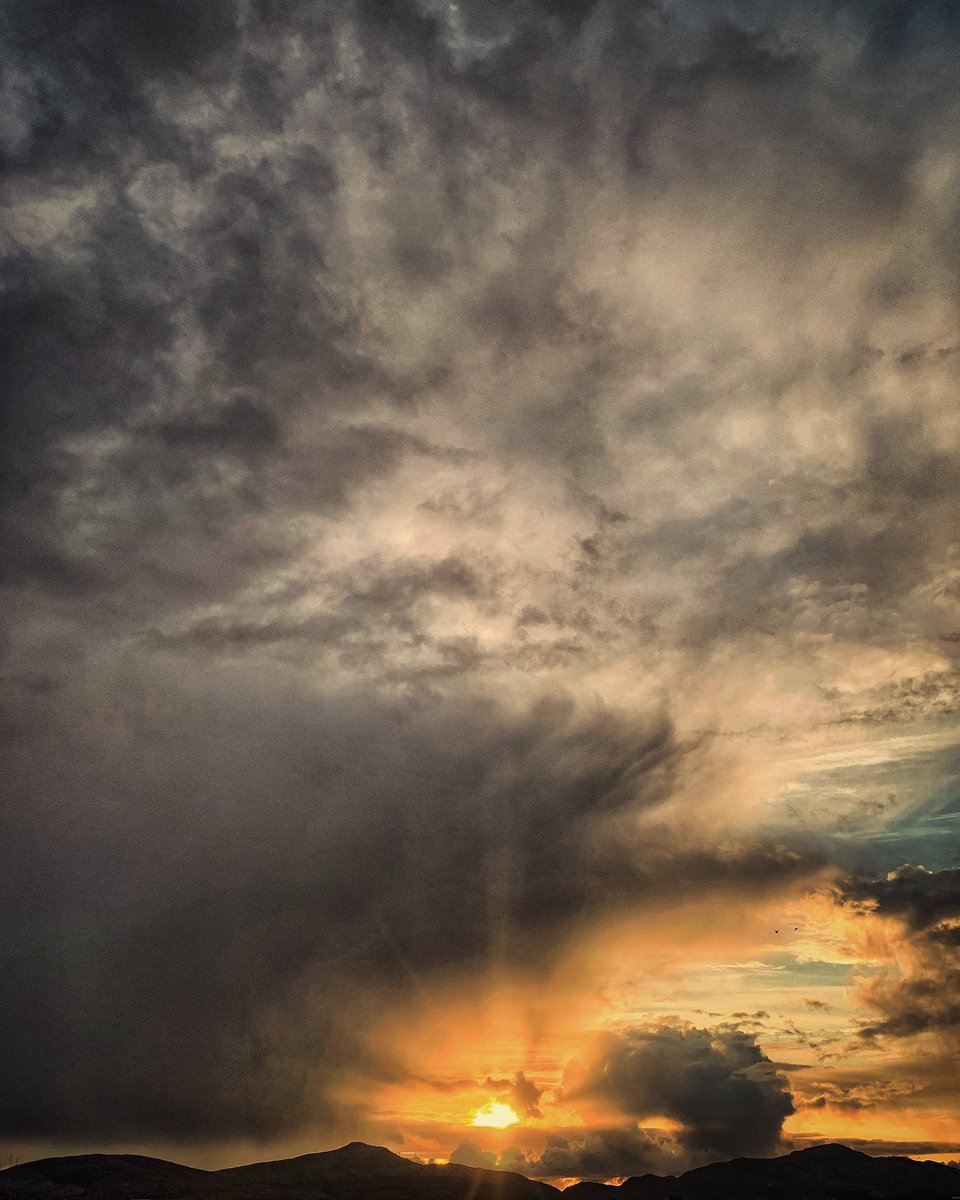 Grand Rising lovely people in my phone. #WeekendVibes #SundayVibes #grandrising #GoodVibesOnly #sunrise #spring #StormHour #jefinuist #outerhebrides #scotland